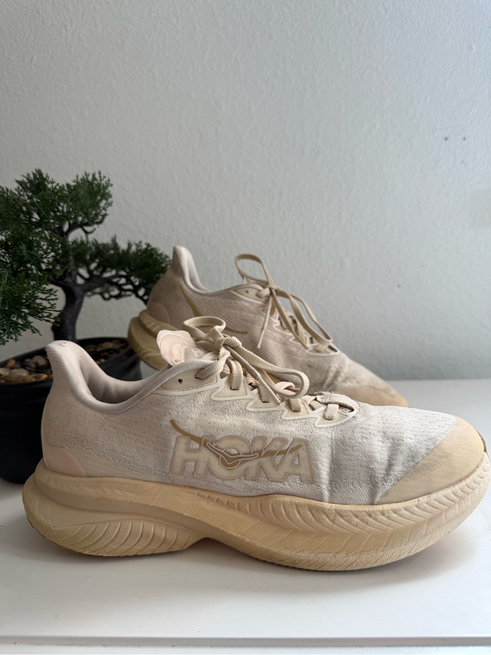 Hoka Mach 6 Women size 8.5 o 6Y Running Shoes in Cream and Beige